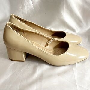 Dexflex Comfort beige nude faux patent pumps. Chunky short heel. 8.5M